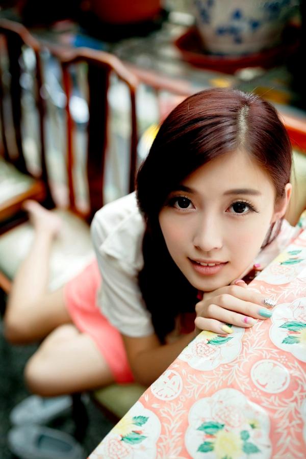    台湾正妹金允乔Kila晶晶《環南公寓街拍》甜美户外写真，清纯少女治愈风，高颜值长腿少女日常穿搭摄影第8张图片
