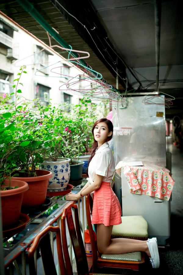    台湾正妹金允乔Kila晶晶《環南公寓街拍》甜美户外写真，清纯少女治愈风，高颜值长腿少女日常穿搭摄影第11张图片