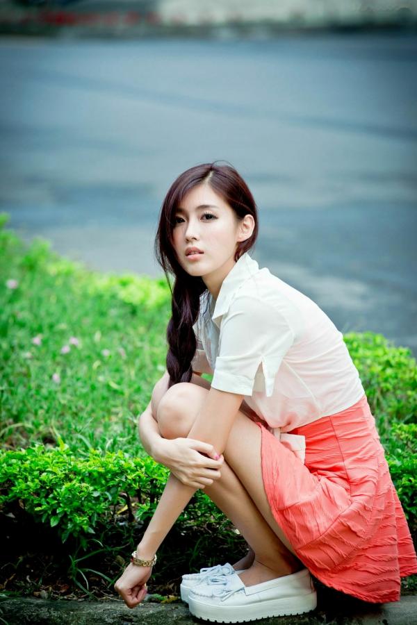    台湾正妹金允乔Kila晶晶《環南公寓街拍》甜美户外写真，清纯少女治愈风，高颜值长腿少女日常穿搭摄影第12张图片