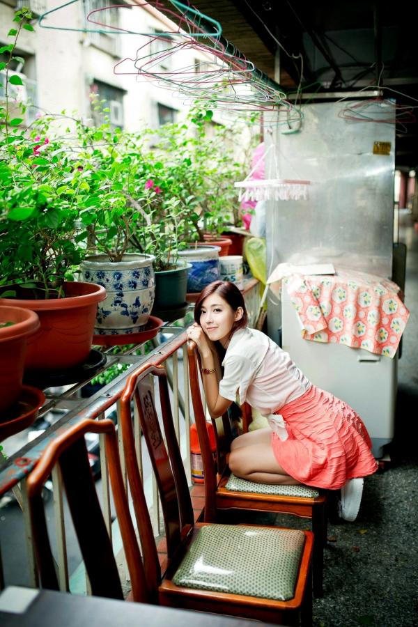   台湾正妹金允乔Kila晶晶《環南公寓街拍》甜美户外写真，清纯少女治愈风，高颜值长腿少女日常穿搭摄影第13张图片
