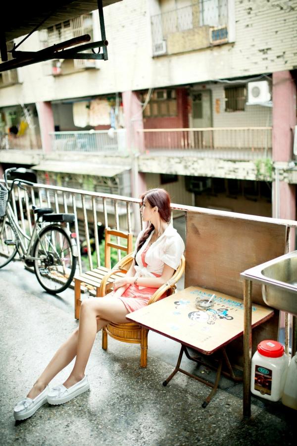    台湾正妹金允乔Kila晶晶《環南公寓街拍》甜美户外写真，清纯少女治愈风，高颜值长腿少女日常穿搭摄影第15张图片