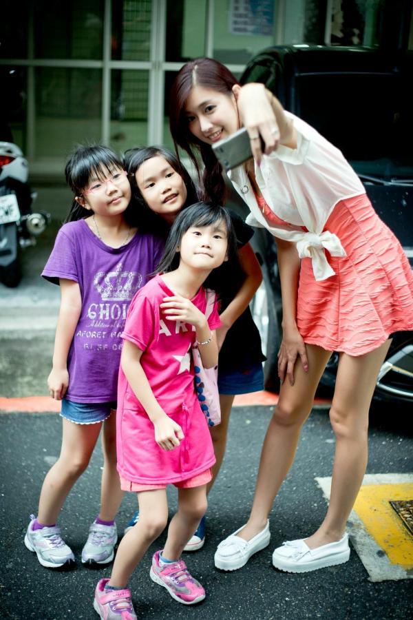    台湾正妹金允乔Kila晶晶《環南公寓街拍》甜美户外写真，清纯少女治愈风，高颜值长腿少女日常穿搭摄影第17张图片