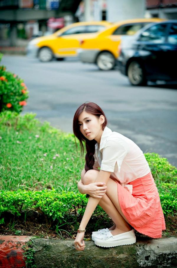    台湾正妹金允乔Kila晶晶《環南公寓街拍》甜美户外写真，清纯少女治愈风，高颜值长腿少女日常穿搭摄影第23张图片
