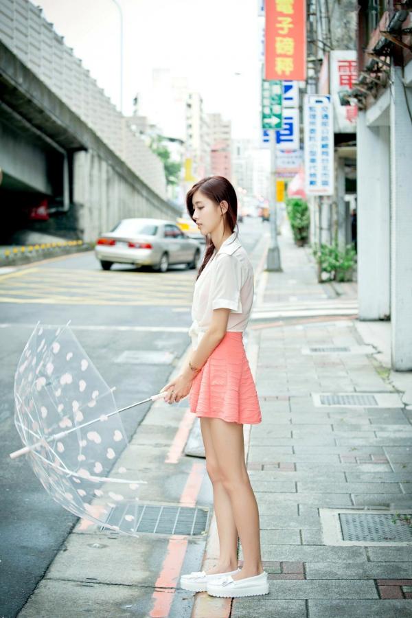    台湾正妹金允乔Kila晶晶《環南公寓街拍》甜美户外写真，清纯少女治愈风，高颜值长腿少女日常穿搭摄影第31张图片