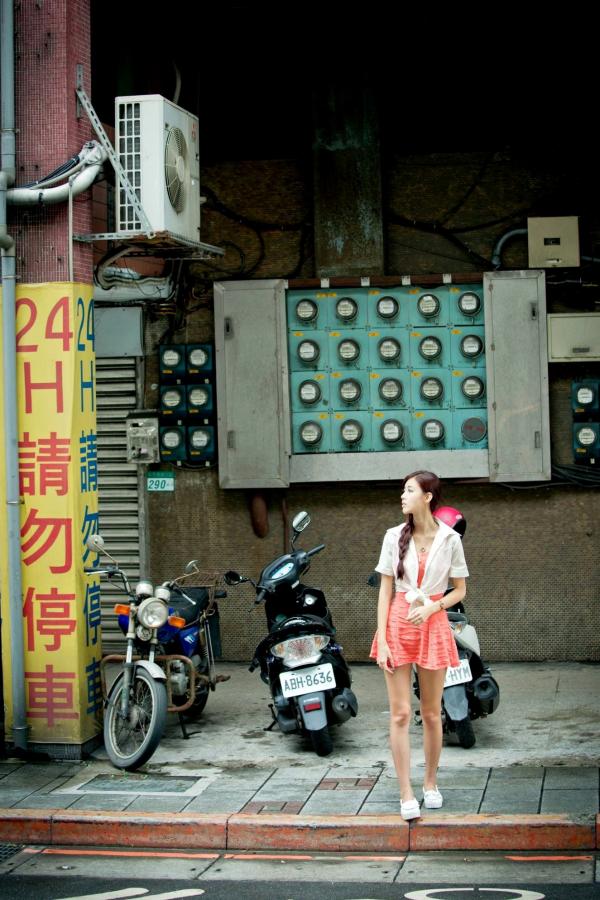    台湾正妹金允乔Kila晶晶《環南公寓街拍》甜美户外写真，清纯少女治愈风，高颜值长腿少女日常穿搭摄影第36张图片