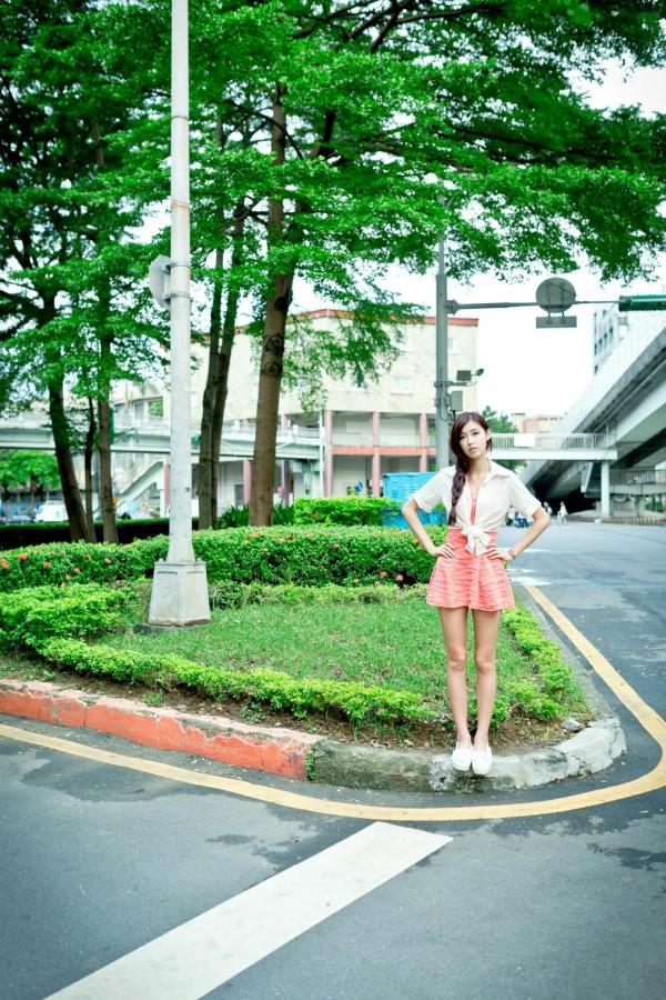    台湾正妹金允乔Kila晶晶《環南公寓街拍》甜美户外写真，清纯少女治愈风，高颜值长腿少女日常穿搭摄影第45张图片