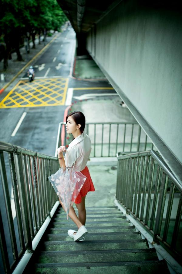    台湾正妹金允乔Kila晶晶《環南公寓街拍》甜美户外写真，清纯少女治愈风，高颜值长腿少女日常穿搭摄影第54张图片