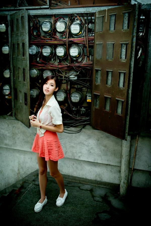    台湾正妹金允乔Kila晶晶《環南公寓街拍》甜美户外写真，清纯少女治愈风，高颜值长腿少女日常穿搭摄影第65张图片