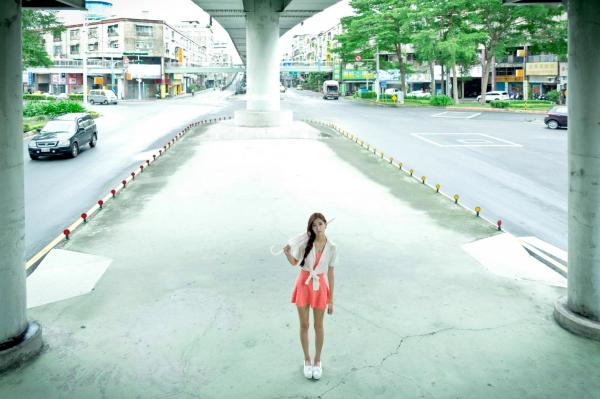    台湾正妹金允乔Kila晶晶《環南公寓街拍》甜美户外写真，清纯少女治愈风，高颜值长腿少女日常穿搭摄影第67张图片