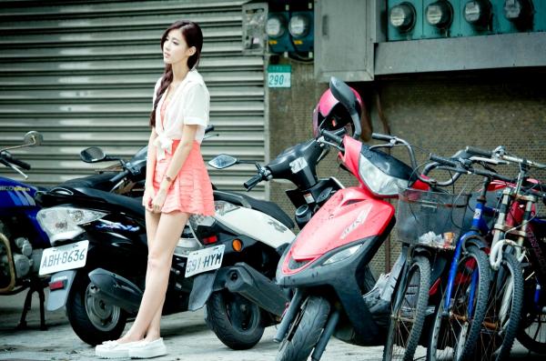    台湾正妹金允乔Kila晶晶《環南公寓街拍》甜美户外写真，清纯少女治愈风，高颜值长腿少女日常穿搭摄影第71张图片