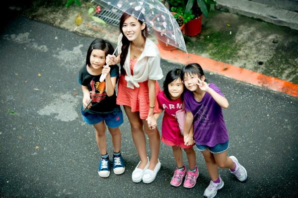    台湾正妹金允乔Kila晶晶《環南公寓街拍》甜美户外写真，清纯少女治愈风，高颜值长腿少女日常穿搭摄影第77张图片