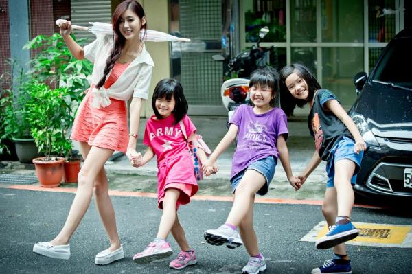    台湾正妹金允乔Kila晶晶《環南公寓街拍》甜美户外写真，清纯少女治愈风，高颜值长腿少女日常穿搭摄影第80张图片