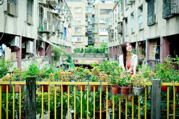    台湾正妹金允乔Kila晶晶《環南公寓街拍》甜美户外写真，清纯少女治愈风，高颜值长腿少女日常穿搭摄影第84张图片