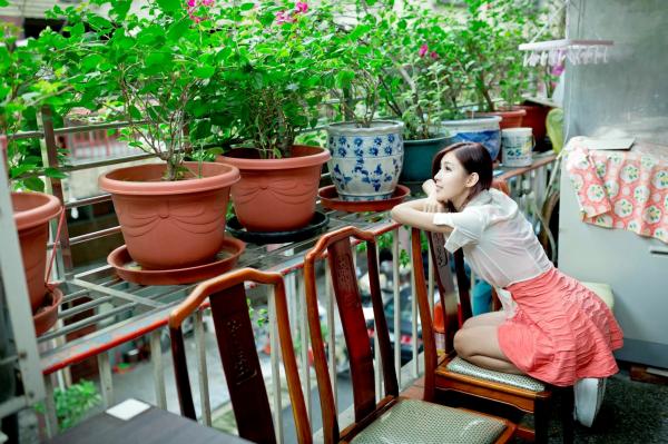    台湾正妹金允乔Kila晶晶《環南公寓街拍》甜美户外写真，清纯少女治愈风，高颜值长腿少女日常穿搭摄影第85张图片