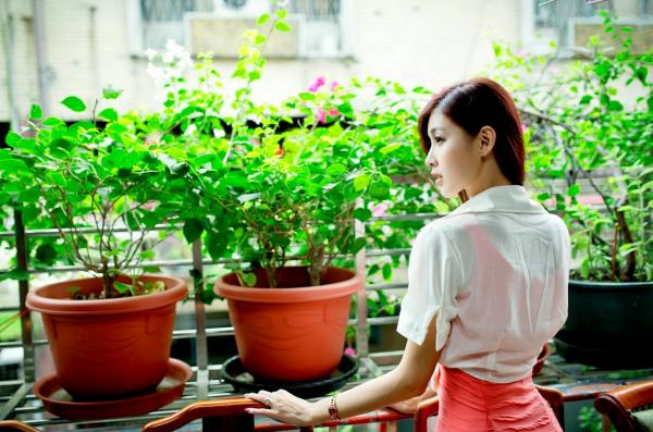    台湾正妹金允乔Kila晶晶《環南公寓街拍》甜美户外写真，清纯少女治愈风，高颜值长腿少女日常穿搭摄影第87张图片