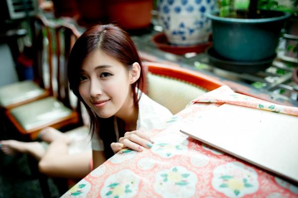    台湾正妹金允乔Kila晶晶《環南公寓街拍》甜美户外写真，清纯少女治愈风，高颜值长腿少女日常穿搭摄影第88张图片