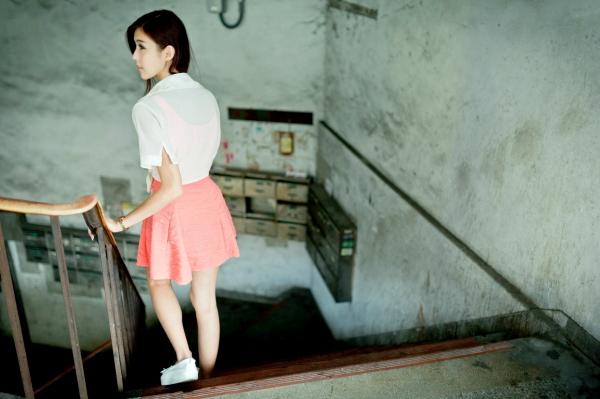    台湾正妹金允乔Kila晶晶《環南公寓街拍》甜美户外写真，清纯少女治愈风，高颜值长腿少女日常穿搭摄影第90张图片