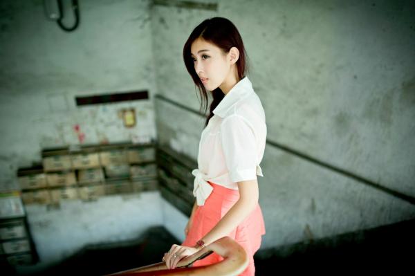    台湾正妹金允乔Kila晶晶《環南公寓街拍》甜美户外写真，清纯少女治愈风，高颜值长腿少女日常穿搭摄影第91张图片