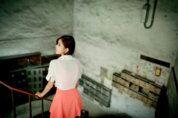    台湾正妹金允乔Kila晶晶《環南公寓街拍》甜美户外写真，清纯少女治愈风，高颜值长腿少女日常穿搭摄影第94张图片