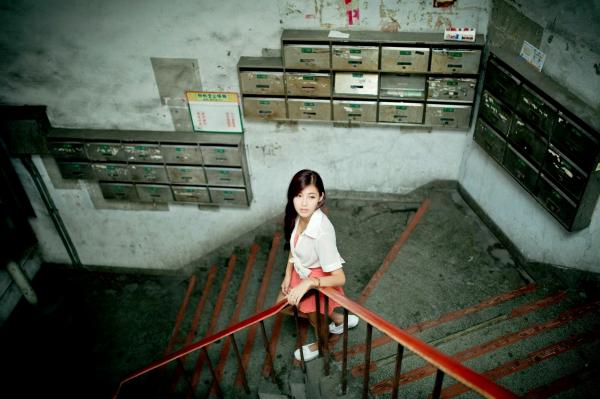    台湾正妹金允乔Kila晶晶《環南公寓街拍》甜美户外写真，清纯少女治愈风，高颜值长腿少女日常穿搭摄影第96张图片