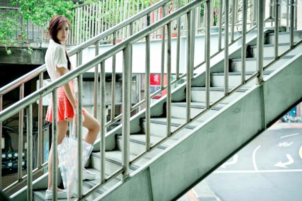    台湾正妹金允乔Kila晶晶《環南公寓街拍》甜美户外写真，清纯少女治愈风，高颜值长腿少女日常穿搭摄影第131张图片