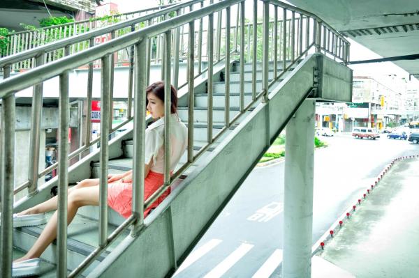    台湾正妹金允乔Kila晶晶《環南公寓街拍》甜美户外写真，清纯少女治愈风，高颜值长腿少女日常穿搭摄影第135张图片