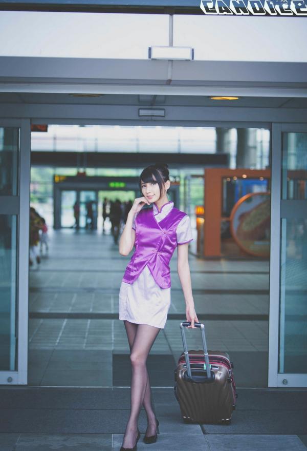    台湾正妹蔡译心Candice空姐角色扮演街拍写真，精致制服诱惑搭配黑丝美腿[41P]第15张图片