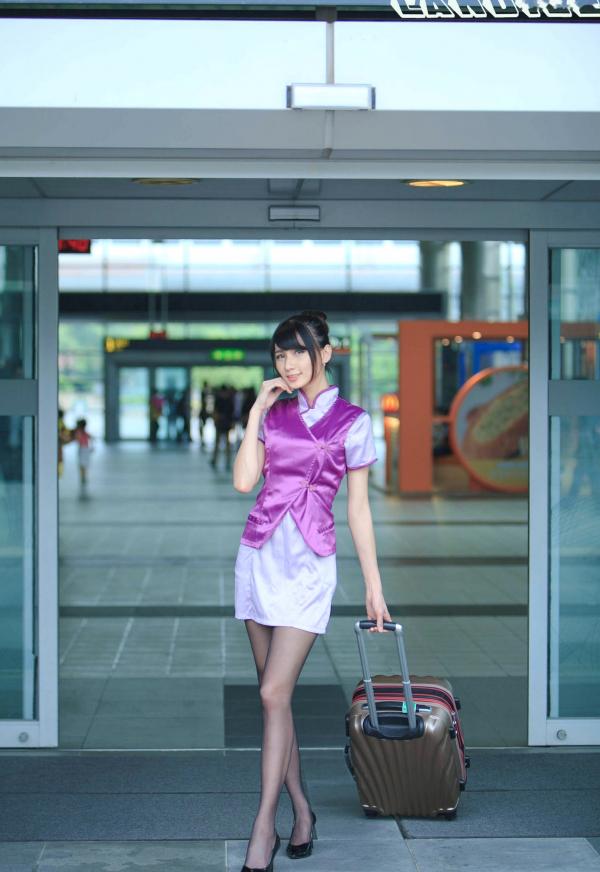    台湾正妹蔡译心Candice空姐角色扮演街拍写真，精致制服诱惑搭配黑丝美腿[41P]第16张图片