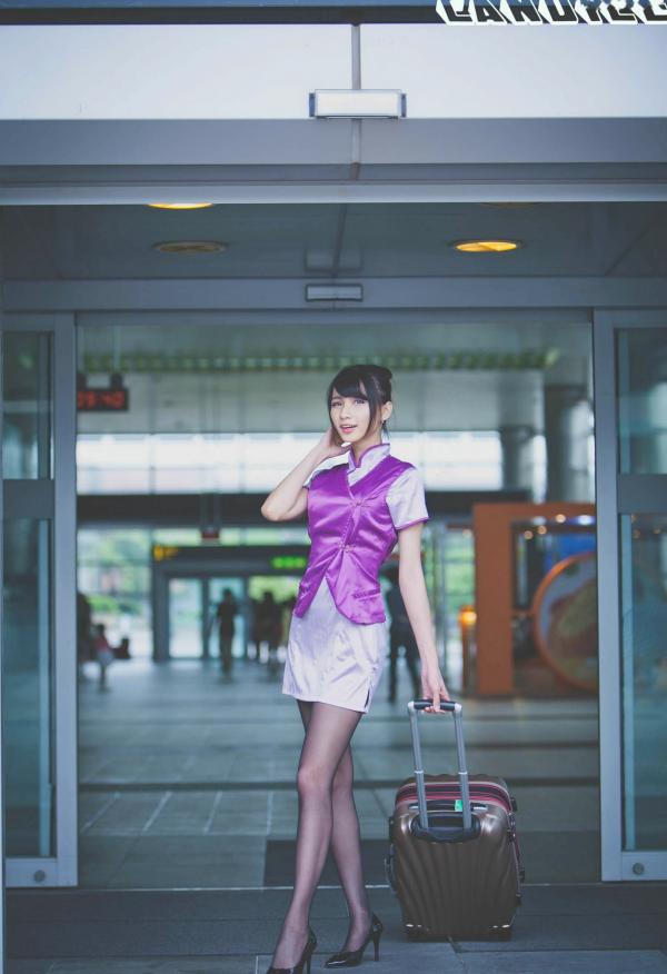    台湾正妹蔡译心Candice空姐角色扮演街拍写真，精致制服诱惑搭配黑丝美腿[41P]第17张图片