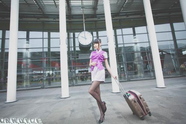    台湾正妹蔡译心Candice空姐角色扮演街拍写真，精致制服诱惑搭配黑丝美腿[41P]第27张图片