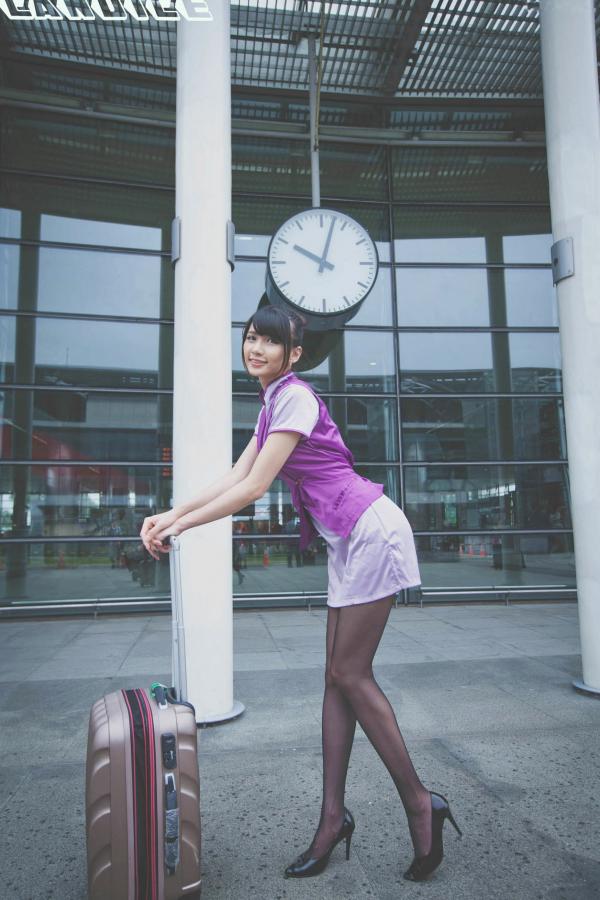    台湾正妹蔡译心Candice空姐角色扮演街拍写真，精致制服诱惑搭配黑丝美腿[41P]第33张图片