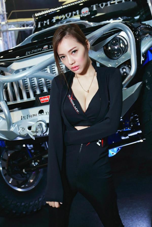    台湾正妹：2018台北国际汽车零配件展车模合集，现场高清性感制服诱惑，气质女神倾情展示第4张图片