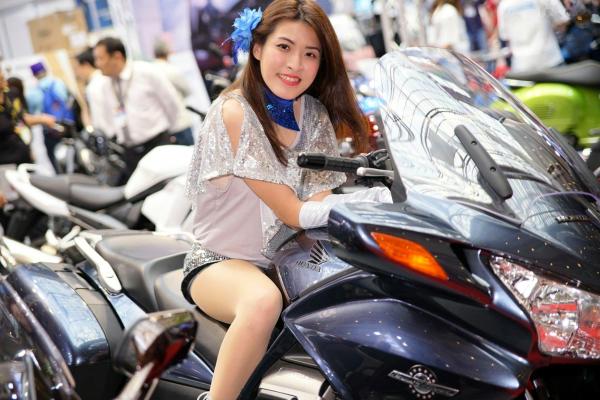    台湾正妹：2018台北国际汽车零配件展车模合集，现场高清性感制服诱惑，气质女神倾情展示第11张图片