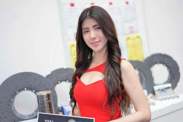    台湾正妹：2018台北国际汽车零配件展车模合集，现场高清性感制服诱惑，气质女神倾情展示第66张图片