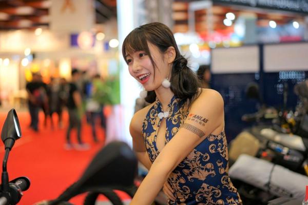    台湾正妹：2018台北国际汽车零配件展车模合集，现场高清性感制服诱惑，气质女神倾情展示第123张图片