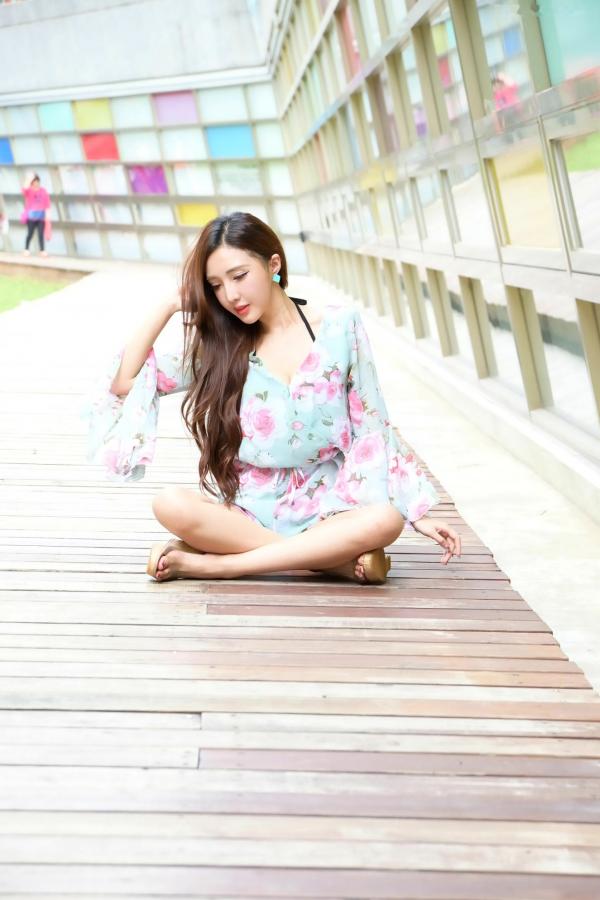    台湾正妹赵芸Syuan《优雅女神》户外庭园写真集，白色露背吊带裙展现迷人身姿 [52P]第9张图片
