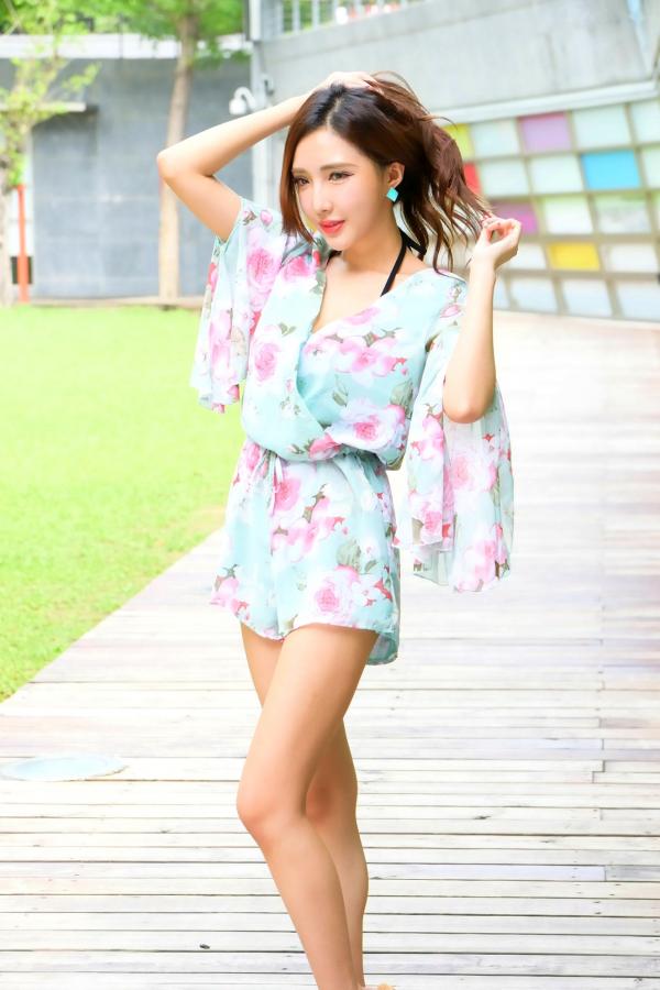    台湾正妹赵芸Syuan《优雅女神》户外庭园写真集，白色露背吊带裙展现迷人身姿 [52P]第16张图片