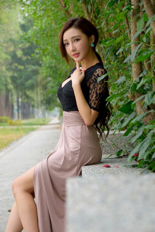    台湾正妹赵芸Syuan《优雅女神》户外庭园写真集，白色露背吊带裙展现迷人身姿 [52P]第47张图片