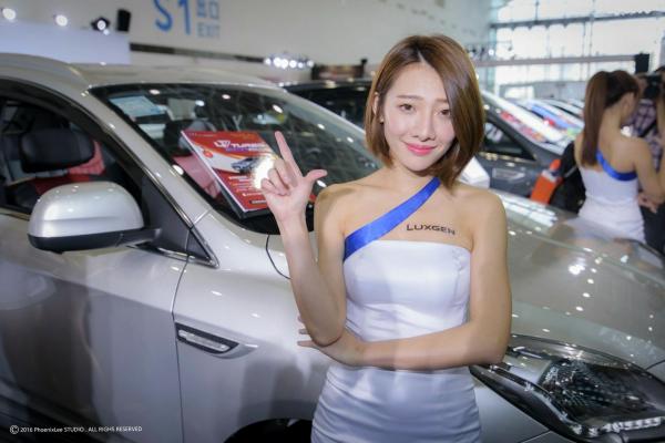    2017高雄新车大展美女车模高清图集，台湾气质正妹身着职业礼服秀美腿，高端车展现场实拍[65P]第48张图片