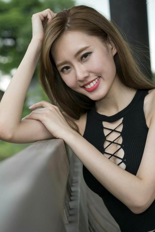    台湾正妹郭珉妏Queenie街拍写真：黑色系带背心搭配性感条纹短裙，尽显曼妙身姿，魅力十足的户外休闲风高清写真集第39张图片