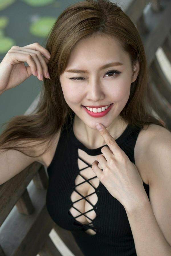    台湾正妹郭珉妏Queenie街拍写真：黑色系带背心搭配性感条纹短裙，尽显曼妙身姿，魅力十足的户外休闲风高清写真集第41张图片