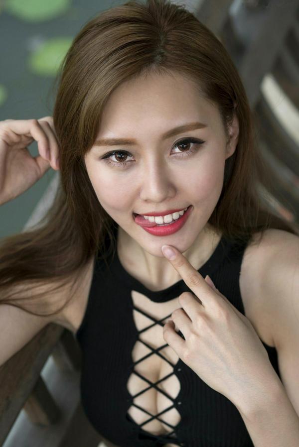    台湾正妹郭珉妏Queenie街拍写真：黑色系带背心搭配性感条纹短裙，尽显曼妙身姿，魅力十足的户外休闲风高清写真集第42张图片