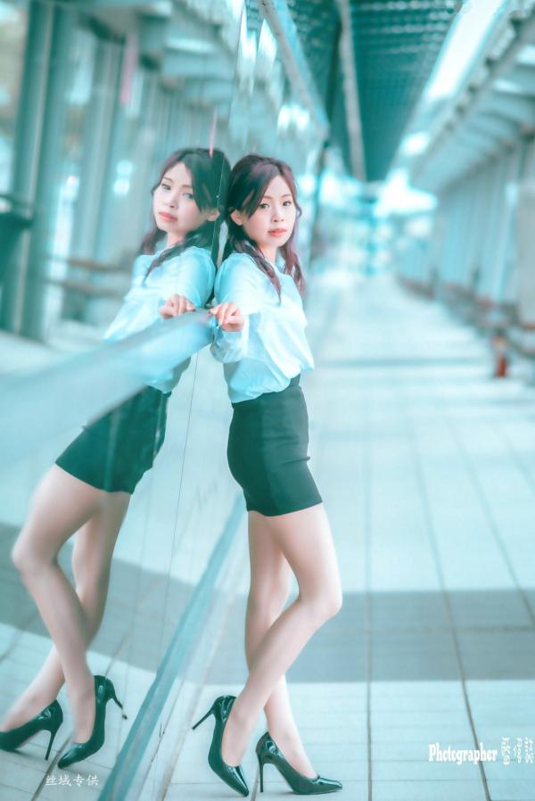    台湾正妹赖筱菁乌日高铁写真，白色衬衫黑短裙职场风OL街拍，尽显知性优雅美腿诱惑第1张图片