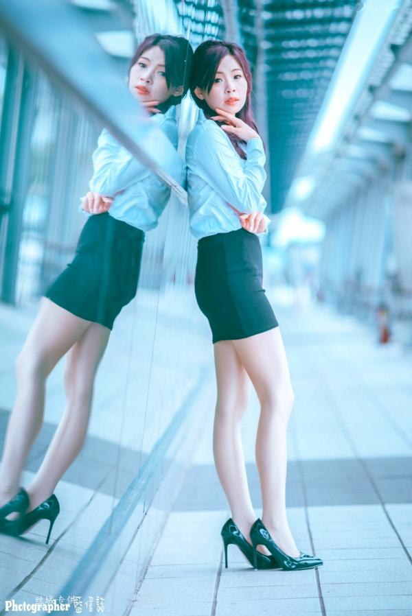    台湾正妹赖筱菁乌日高铁写真，白色衬衫黑短裙职场风OL街拍，尽显知性优雅美腿诱惑第4张图片