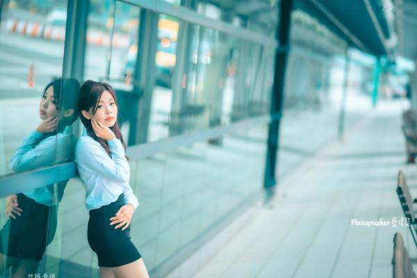    台湾正妹赖筱菁乌日高铁写真，白色衬衫黑短裙职场风OL街拍，尽显知性优雅美腿诱惑第5张图片