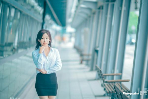    台湾正妹赖筱菁乌日高铁写真，白色衬衫黑短裙职场风OL街拍，尽显知性优雅美腿诱惑第9张图片