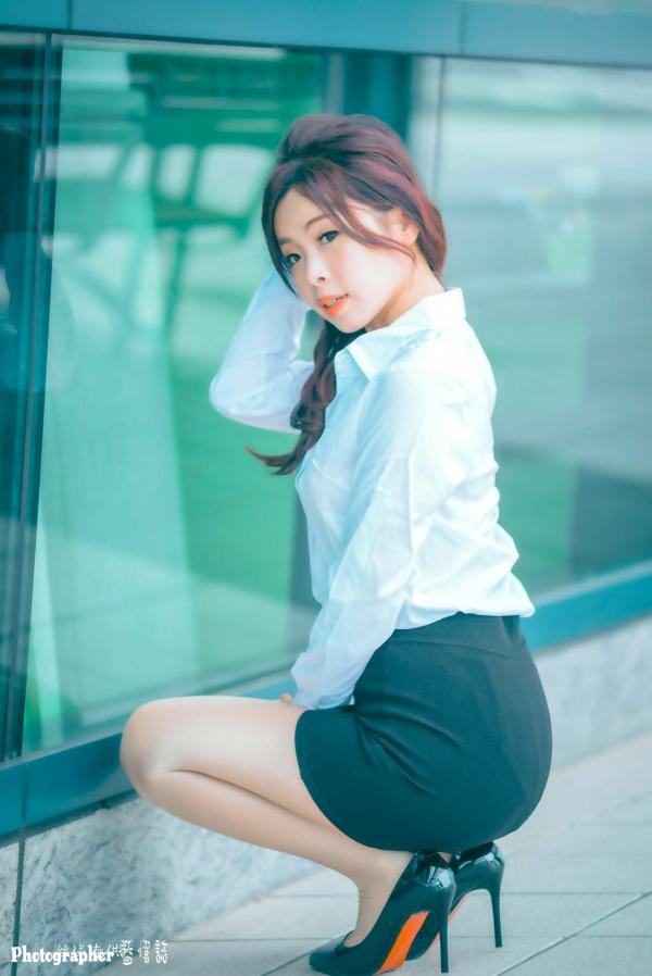    台湾正妹赖筱菁乌日高铁写真，白色衬衫黑短裙职场风OL街拍，尽显知性优雅美腿诱惑第14张图片