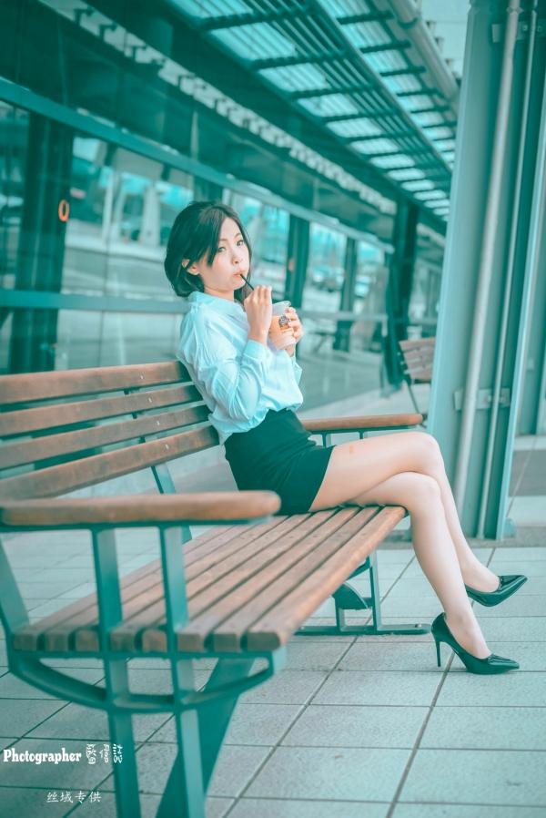    台湾正妹赖筱菁乌日高铁写真，白色衬衫黑短裙职场风OL街拍，尽显知性优雅美腿诱惑第21张图片