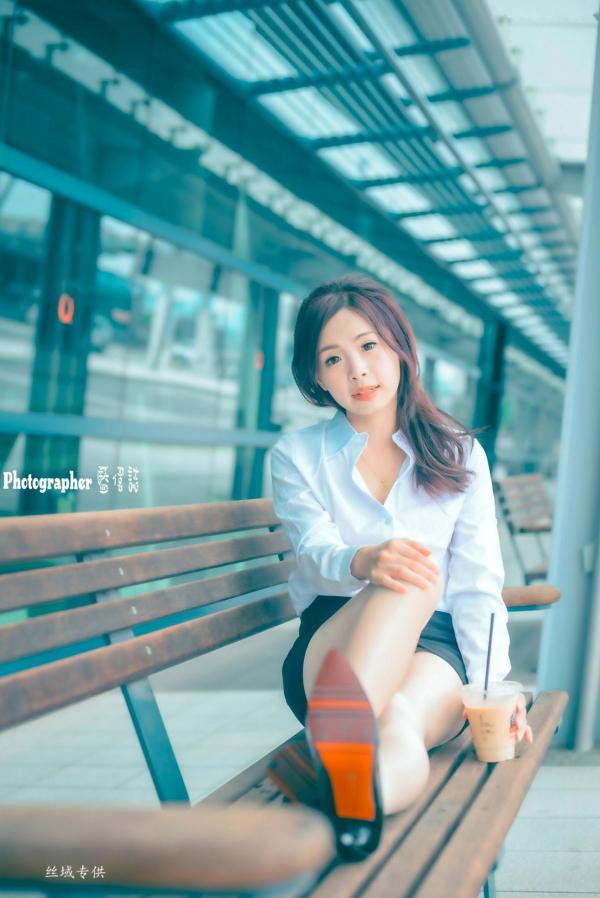    台湾正妹赖筱菁乌日高铁写真，白色衬衫黑短裙职场风OL街拍，尽显知性优雅美腿诱惑第24张图片