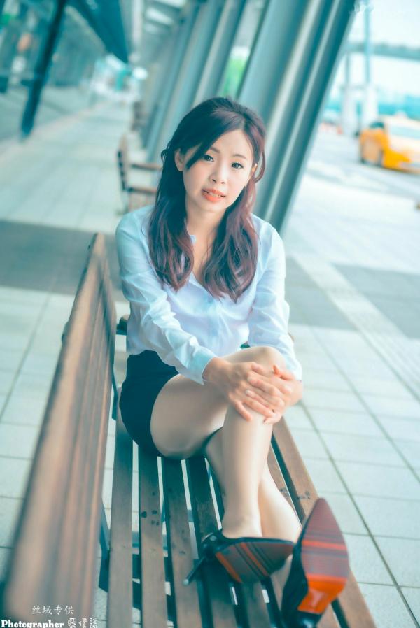    台湾正妹赖筱菁乌日高铁写真，白色衬衫黑短裙职场风OL街拍，尽显知性优雅美腿诱惑第25张图片